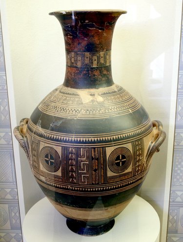 絵画の起源」は陶工の娘がなぞった恋人の影だった？古代ギリシャの陶器