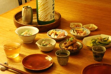 お酒、小皿、お猪口…美味しいをつくる“組み合わせ探し” | SYNCHRONOUS